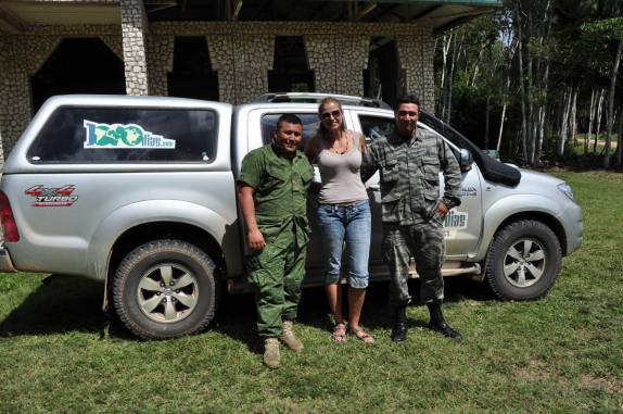 A simpática escolta militar nas ruínas mayas de Caracol, em Belize, quase na fronteira com a Guatemala